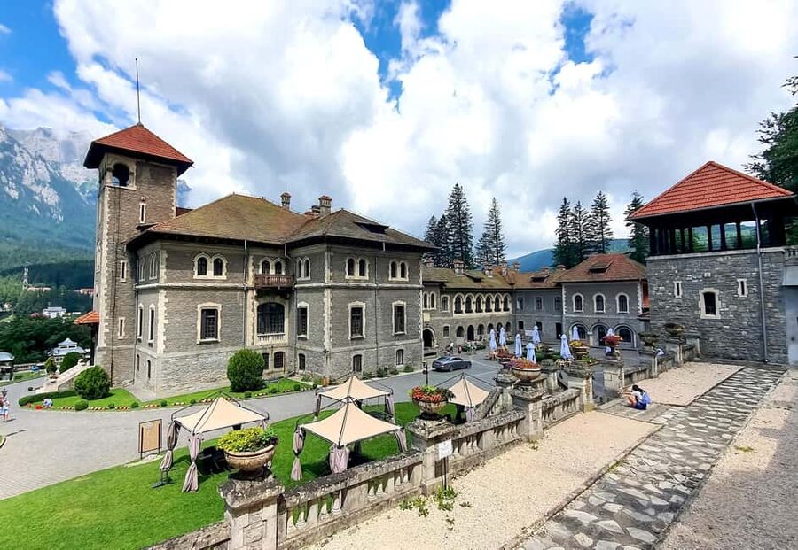 1-Day Minivan Tour 3 Castles: Peles, Wednesday & Dracula’s - Photo etiquette and practical tips for castle interiors