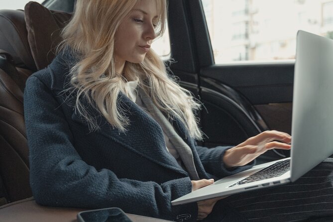 Airport transfer Otopeni to Bucharest - Flight delays and luggage time: the free tracking and 60-minute buffer