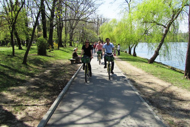 Bicycle Sightseeing in Bucharest - Arcul de Triumf: monarchy and World War I, told at speed