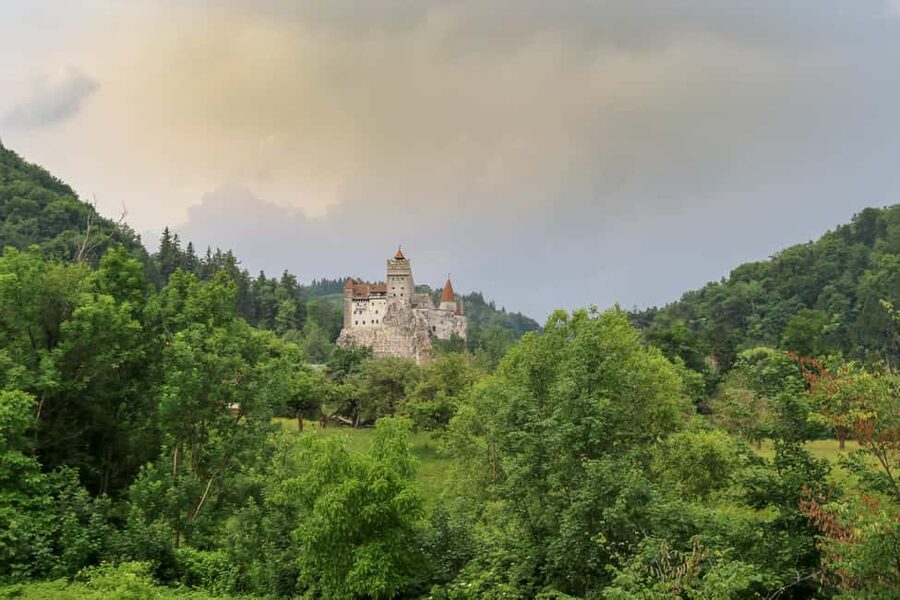 Brașov: Bran, Râșnov, and Peleș Castles Tour with Guide - Bran Castle, Dracula’s Castle: Gothic drama with real border-history layers