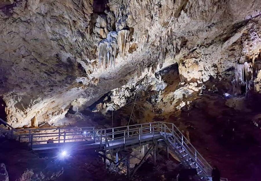 Brașov: Peles, Bran, Rasnov, & Valea Cetatii Day Trip - Valea Cetății Cave: the day’s wow-factor goes underground