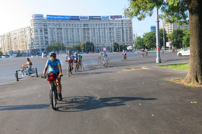 Bucarest à vélo - House of the Free Press: communist-era architecture that you learn to read
