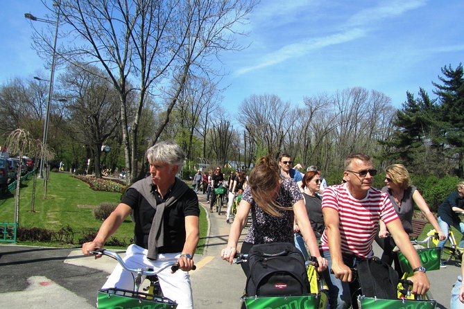 Bucarest à vélo - Palace of Parliament: the scale lesson you can only get in person