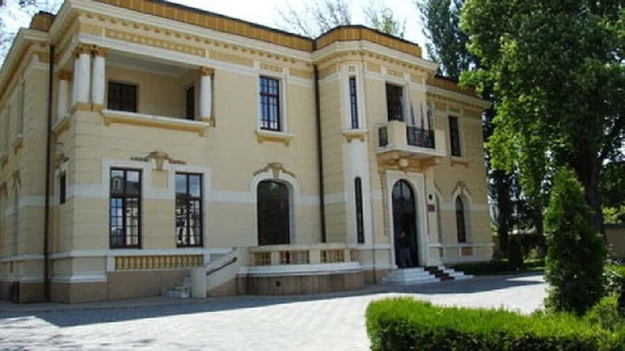 Bucharest : Ceaușescu Mansion , Parliament & Village Museum - Ceaușescu’s Mansion: private rooms with public consequences
