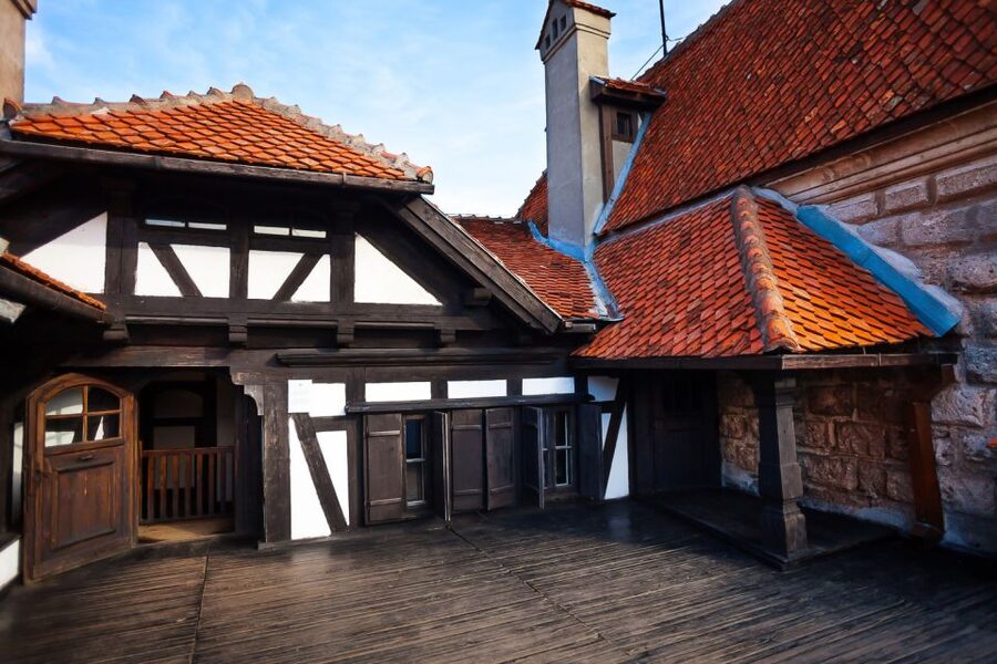 Bucharest: Day Trip to Dracula Castle, Peles Castle & Brașov - Bucharest to Transylvania: the long ride that actually sets the mood