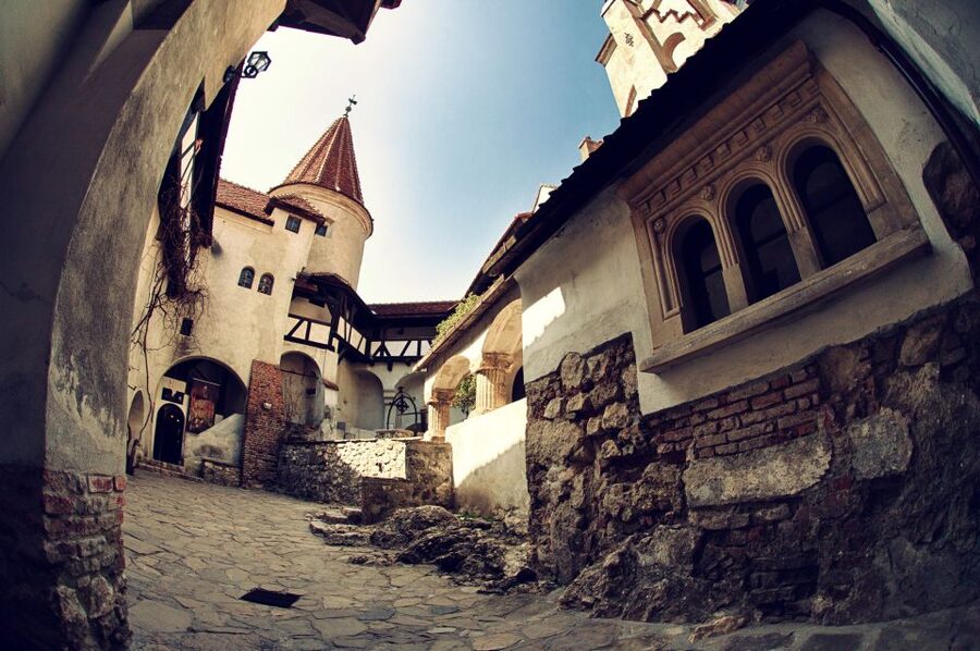 Bucharest: Dracula Castle, Peles Castle & Brasov Guided Tour - What This Bucharest to Transylvania Day Trip Really Delivers
