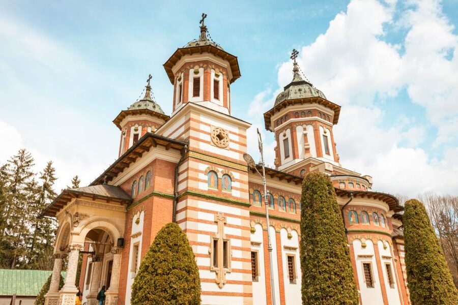 Bucharest: Dracula's Castle, Peleș Castle & Brașov Day Trip - The guide effect: why many days feel smooth (even with a long ride)