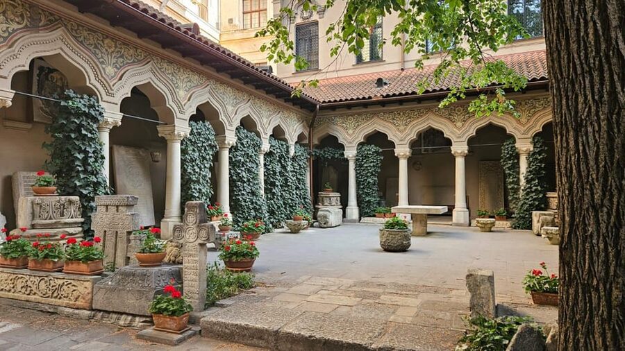 Bucharest: Guided Walking Tour with Romanian Snack - Old Town Bucharest: history you can walk through