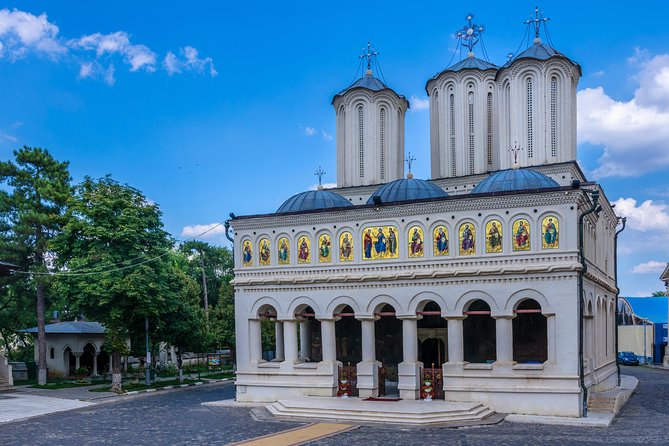 Bucharest Must See Walking Tour - Palace of Parliament: see it from outside and understand the damage behind it