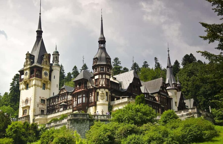Bucharest: Peles Castle, Bran Castle & Brașov Day Tour - Peleș Castle in Sinaia: royal rooms, craft details, and how to enjoy the free time
