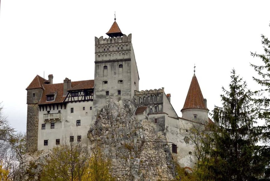 Bucharest: Peles Castle, Bran Castle & Brașov Day Tour - Bran Castle: Dracula’s myth, but with medieval castle bones