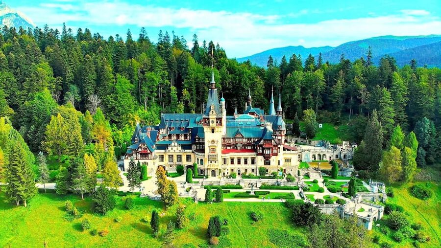 Bucharest: Peles Castle, Bran Castle, & Brasov Old Town Tour - Bran Castle and Dracula: Border Fortress Energy and Crowd Reality