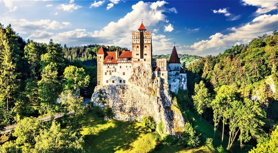 Bucharest: Peles Castle, Bran Castle, & Brasov Old Town Tour - From Bucharest to Sinaia: The Coach Time That Sets the Tone