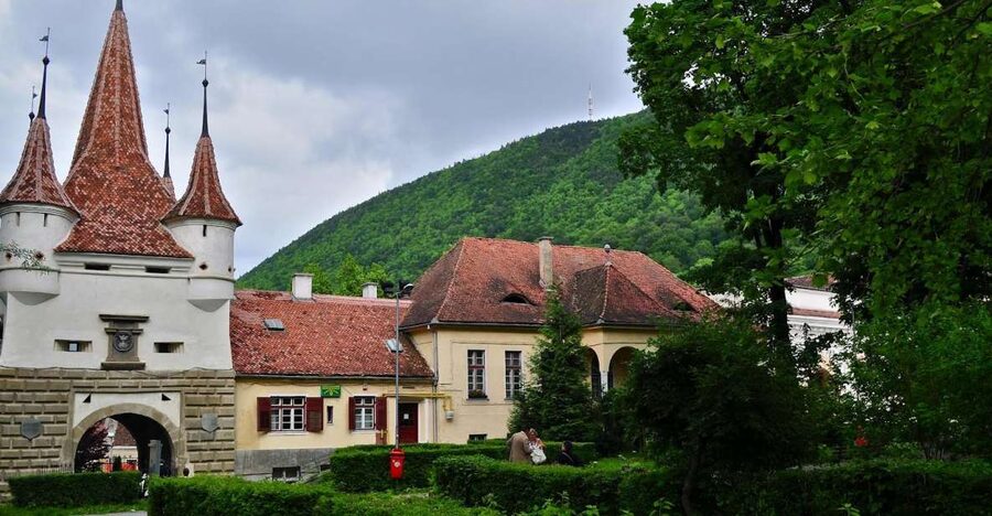 Bucharest: Peles Castle, Dracula's Castle and Brasov Tour - Brasov’s Old Saxon Streets and the Black Church Stop
