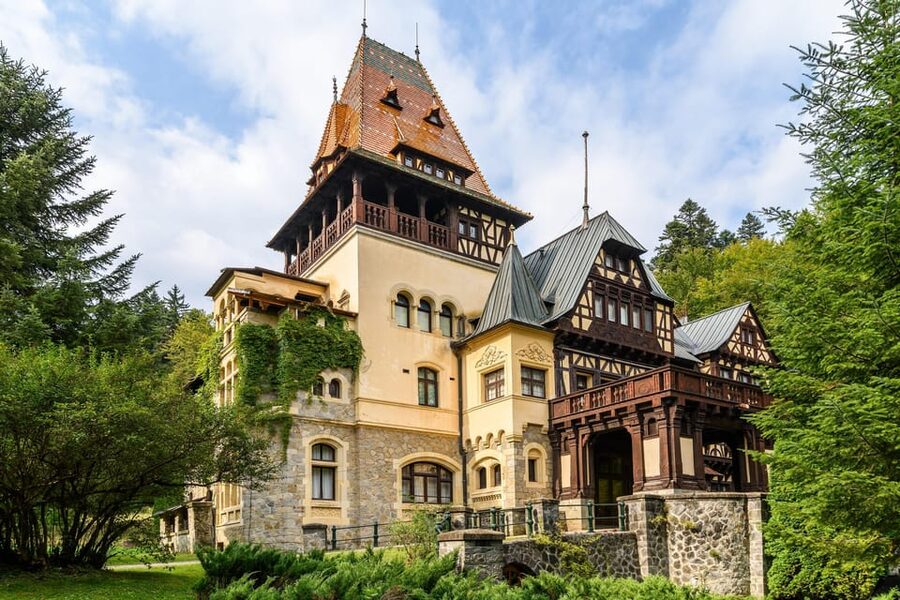 Bucharest: Peles & Dracula's Castle and Brasov Full-Day Trip - Brașov Old Town Walking Tour: Black Church and Rope Street