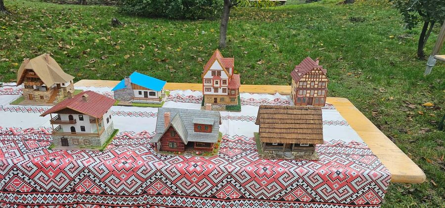 Bucharest short tour Hop-on hop-off format live tourguide - A tight, smart way to see Bucharest in about two hours