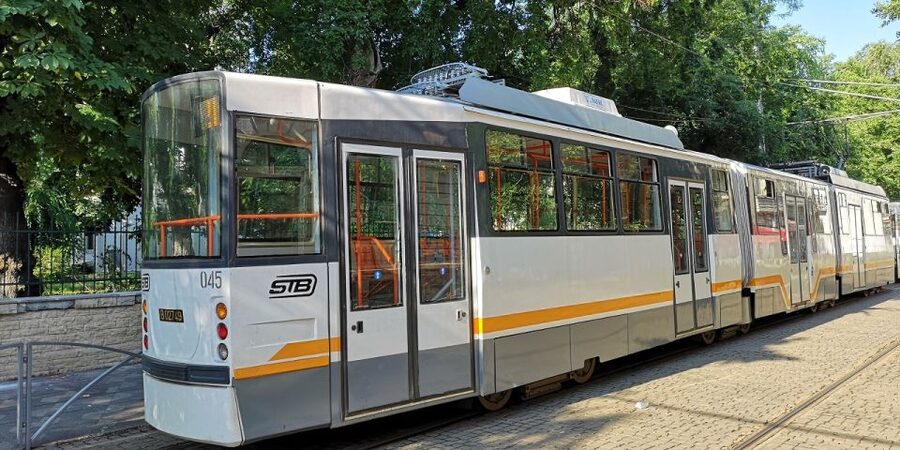 Bucharest: Street Food Tour with a Local Guide - Guides and pacing: Laura, Riga, and what to look for on the day