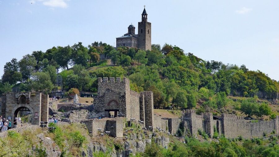 From Bucharest: Day Trip to Medieval Marvels of Bulgaria - Lunch, coffee, and free time in Veliko Tarnovo Province