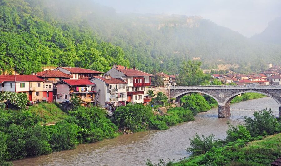 From Bucharest: Full-Day Trip to Bulgaria - Veliko Tarnovo’s old town: use your 1-hour free window well