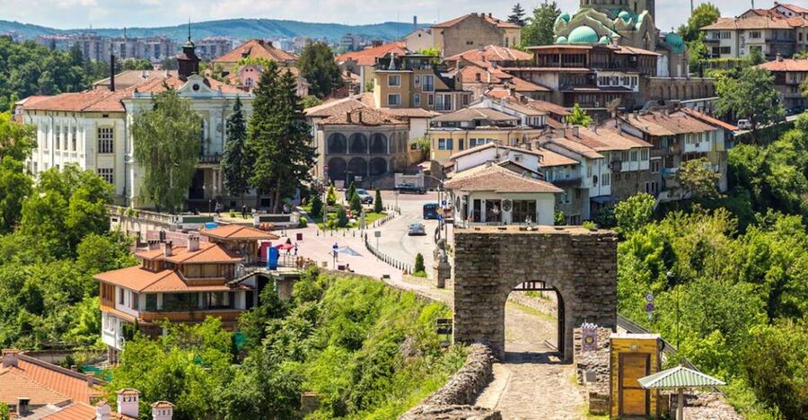 From Bucharest: Small Group Day Trip to Medieval Bulgaria - Crossing into Bulgaria: the long drive is part of the deal