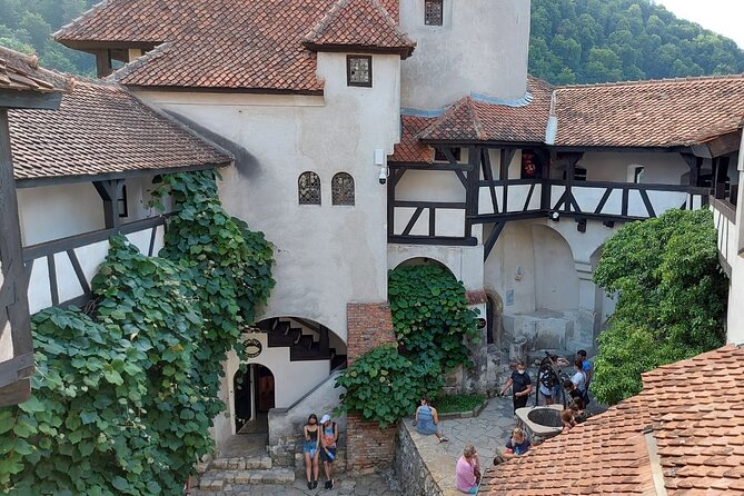 Peles Castle, Dracula Castle and Brasov old town - private tour from Bucharest - A long day that actually stays organized