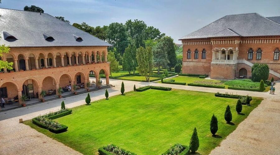 Private Tour from Bucharest to Dracula's tomb and Mogosoaia - What the guided hour feels like on-site