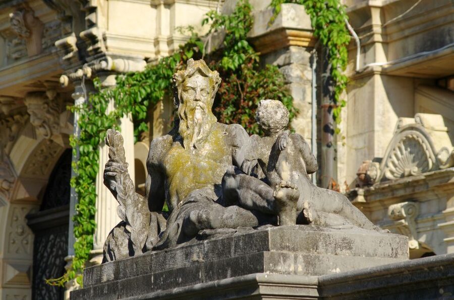 Sinaia: Peleș Castle Tour with An Expert Guide - Photo taxes and the practical stuff that can make or break your visit